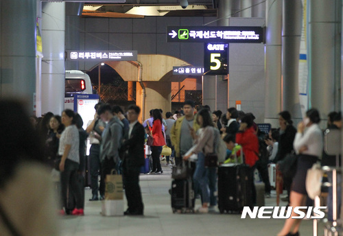 【제주=뉴시스】우장호 기자 = 추석 연휴 이틀째인 1일 오후 난기류와 강풍에 항공기 운항 지연이 속출한 가운데 제주국제공항에 뒤늦게 도착한 귀경객들이 버스를 타기 위해 대기하고 있다. 2017.10.01.&nbsp; woo1223@newsis.com