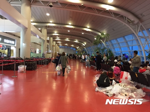 【제주=뉴시스】우장호 기자 = 제주공항경찰대는 중국인 관광객이 두고 간 물건을 나눠 가진 혐의(특수절도)로 제주시내 면세점 소속 직원 5명을 입건해 조사 중이다. 사진은 제주국제공항 국제선 대합실 모습. 2017.10.02. woo1223@newsis.com