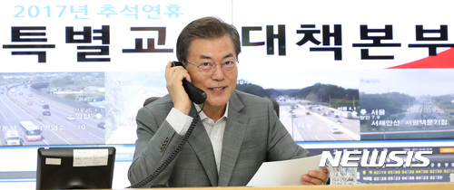 【성남=뉴시스】전진환 기자 = 문재인 대통령이 추석을 앞둔 2일 오전 경기도 성남시 궁내동 교통정보센터를 방문해, 교통방송의 일일통신원으로 교통상황을 전하고 있다. 2017.10.02. photo@newsis.com