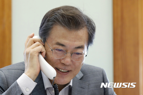 【서울=뉴시스】문재인 대통령이 추석 연휴인 2일 오후 청와대 관저 소회의실에서 명절에도 맘 편하게 쉬지 못하는 각계각층 인사들에게 격려전화를 하고 있다. 이날 문 대통령은 남극세종과학기지 이재일 선임연구원, 위안부 할머니 김복동님, 육군 훈련병 유용석의 부모님, 서해5도 특별경비단 김운민 순경, 서울시 다산콜센터 상담원 이하나 씨, 홍익지구대 주연화 경사, 해남소방서 고금 119안전 김평종 센터장, 다둥이 아빠인 가수 박지헌(그룹‘VOS’)씨, 선유고등학교 당직기사 이강율 씨, 13공수여단 장윤성 대위, 여성긴급전화 ‘1366’ 상담사 최은미 씨, 독도경비대 대장 엄상두 경감에게 일일이 전화를 해 안부를 묻고 위로했다. 2017.10.02. (사진=청와대 제공) photo@newsis.com