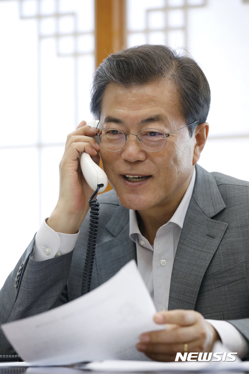 【서울=뉴시스】문재인 대통령이 추석 연휴인 2일 오후 청와대 관저 소회의실에서 명절에도 맘 편하게 쉬지 못하는 각계각층 인사들에게 격려전화를 하고 있다. 이날 문 대통령은 남극세종과학기지 이재일 선임연구원, 위안부 할머니 김복동님, 육군 훈련병 유용석의 부모님, 서해5도 특별경비단 김운민 순경, 서울시 다산콜센터 상담원 이하나 씨, 홍익지구대 주연화 경사, 해남소방서 고금 119안전 김평종 센터장, 다둥이 아빠인 가수 박지헌(그룹‘VOS’)씨, 선유고등학교 당직기사 이강율 씨, 13공수여단 장윤성 대위, 여성긴급전화 ‘1366’ 상담사 최은미 씨, 독도경비대 대장 엄상두 경감에게 일일이 전화를 해 안부를 묻고 위로했다. 2017.10.02. (사진=청와대 제공) photo@newsis.com