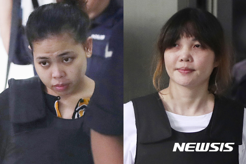 【쿠알라룸프르=AP/뉴시스】김정은 북한 노동당 위원장의 이복형 김정남을 공항에서 암살한 혐의로 기소된 인도네시아 국적의 시티 아이샤(25·왼쪽)와 베트남 국적인 도안티 흐엉(29)이 2일(현지시간) 말레이시아 쿠알라룸푸르 외곽 샤알람에 있는 고등법원에서 첫 재판을 마치고 나오고 있다. 이들은 재판에서 자신들의 무죄를 주장한 것으로 알려졌다. 2017.10.02 