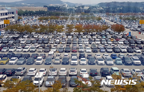 【인천공항=뉴시스】홍찬선 기자 = 인천공항공사는 오는 10월1일부터 다녀셋을 둔 다자녀가구가 인천공항을 이용할 경우 주차요금 50% 감면혜택이 주어진다고 30일 밝혔다. 사진은 인천공항 장기주차장의 모습. 2018.09.30. mania@newsis.com