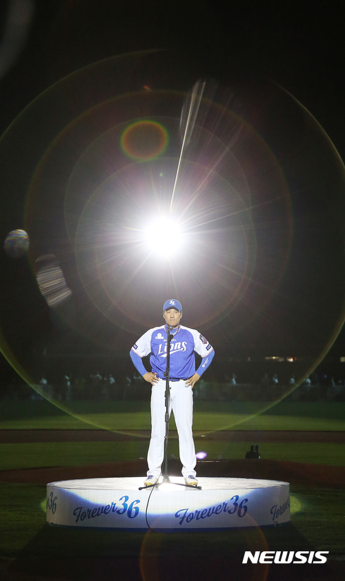 【대구=뉴시스】우종록 기자 = 삼성 라이온즈 이승엽이 3일 오후 대구 수성구 삼성라이온즈파크에서 열린 2017 타이어뱅크 프로야구 넥센 히어로즈 대 삼성 라이온즈 현역 마지막 경기 후 본인 은퇴식에서 관중석을 향해 바라보고 있다. 2017.10.03. wjr@newsis.com