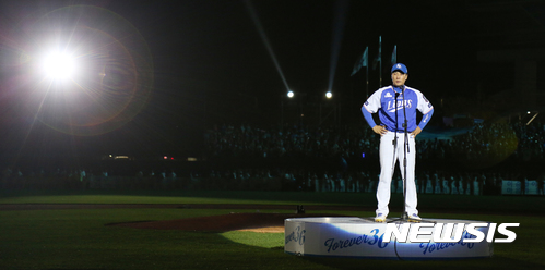 【대구=뉴시스】우종록 기자 = 삼성 라이온즈 이승엽이 지난 2017년 10월3일 오후 대구 수성구 삼성라이온즈파크에서 열린 2017 타이어뱅크 프로야구 넥센 히어로즈 대 삼성 라이온즈 현역 마지막 경기 후 본인 은퇴식에서 관중석을 향해 바라보고 있다. 2017.10.03. wjr@newsis.com