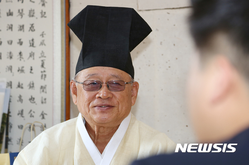 【대구=뉴시스】우종록 기자 = 4일 오전 대구 동구 둔산동 경주최씨 종택에서 최진돈 대암공 14대 종손이 뉴시스와 인터뷰를 하고 있다. 2017.10.04. wjr@newsis.com