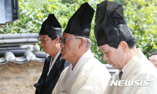 【대구=뉴시스】우종록 기자 = 민족 대명절 추석인 4일 오전 대구 동구 둔산동 경주최씨 종택에서 대암 최동집의 후손들이 사당 앞에 절을 하고 있다. 2017.10.04. wjr@newsis.com