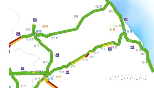 오후 7시 강원지역 고속도로 교통상황으로 녹색은 소통 원활, 노란색은 서행 구간, 빨간색은 혼잡 구간을 나타낸다. (그래픽=한국도로공사 로드플러스 홈페이지 캡쳐)