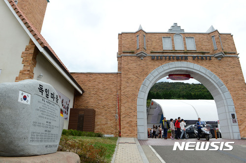 【남해=뉴시스】차용현 기자 = 제8회 독일마을맥주축제가 오는 6일부터 8일까지 경남 남해군 독일마을 일원에서 개최된다. 사진은 축제 주무대가 있는 파독전시관 입구. 2017.10.05. con@newsis.com