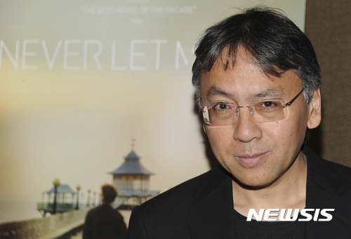 【서울=뉴시스】 가즈오 이시구로, 일본계 영국 작가. 2017.10.05. (사진 = AP 제공) photo@newsis.com 