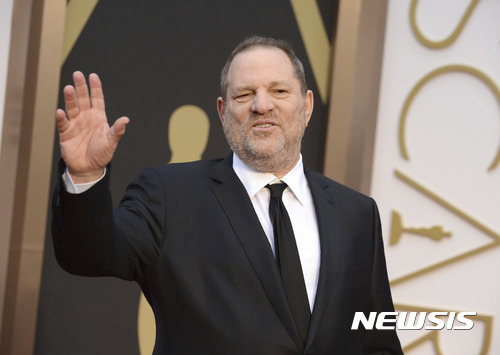 【로스앤젤레스=AP/뉴시스】미국 할리우드의 거물 영화제작자 하비 와인스타인이 성추행 전력이 드러나면서 자신이 설립한 제작사 와인스타인 컴퍼니로부터 해고 당했다. 사진은 지난 2014년 3월 2일 로스앤젤레스에서 열린 아카데미 시상식에 참석해 손을 흔들고 있는 와인스타인. 2017.10.09 