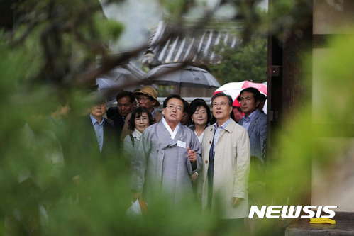 【서울=뉴시스】문재인 대통령이 부인 김정숙 여사와 6일 오후 경북 안동 하회마을을 방문해 유왕근 안동하회마을보존회 이사장의 안내를 받으며 마을을 둘러보고 있다. 2017.10.06. (사진=청와대 제공) photo@newsis.com