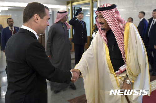 【모스크바=AP/뉴시스】러시아의 드미트리 메드베데프 총리(왼쪽)가 6일 모스크바에 온 사우디아라비아의 살만 국왕과 악수하고 있다. 2017. 10. 6. 