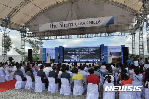 【클락(필리핀)=뉴시스】= 포스코건설은 지난달 27일 해발 235m 위치한 '더샵 클락힐즈'의 공사 현장에서 착공식을 개최했다. 이날 착공식에는 레이날도 까따꾸탄(Reynaldo Catacutan) 카바스시 시장, 에바 테자다(Eva Tejada) CDC 부사장 등 필리핀 정부의 고위 관계자를 비롯해, 이용일 포스코건설 본부장, 시행사인 제이비 클락힐스코퍼레이션 주요 관계자, 현지에 거주하고 있는 교민 등 100여명이 참석했다. 2017.10.08.&nbsp; photo@newsis.com