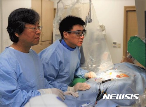 【대구=뉴시스】 김덕용 기자 = 계명대 동산병원은 심방세동 전극도자절제술의 최신 방법인 '다전극 원형 카테터를 이용한 시술'을 전국에서 가장 많이 시행했다고 7일 발표했다. 사진은 이 병원 박형섭 교수가 전극도자절제술을 시행하고 있다. 2017. 10. 07. (사진=계명대 동산병원 제공)&nbsp; photo@newsis.com