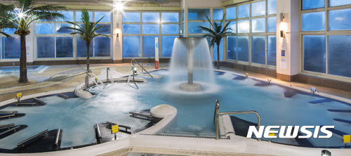 【울진=뉴시스】민경석 기자 = 덕구온천이 긴 연휴를 마무리하고 휴식을 즐기기 위한 가족단위 관광객의 ‘핫 플레이스'로 인기를 얻고 있다. 사진은 덕구온천 내 스파시설의 모습이다. 2017.10.07.(사진=덕구온천리조트 제공)photo@newsis.com