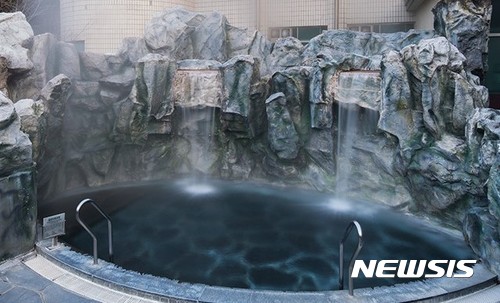 【울진=뉴시스】민경석 기자 = 덕구온천이 긴 연휴를 마무리하고 휴식을 즐기기 위한 가족단위 관광객의 ‘핫 플레이스'로 인기를 얻고 있다. 사진은 덕구온천 내 야외 노천탕의 모습이다. 2017.10.07.(사진=덕구온천리조트 제공)photo@newsis.com