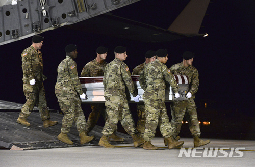 【AP/뉴시스】 2017년 10월 5일 니제르 주둔 미 육군부대가 테러연계 조직에 매복기습을 당해 4명의 미군이 숨진 뒤 그 중 더스틴 라이트 상사의 유해가 영국 도버의 미군부대에 도착해 귀국 비행기를 향해 운구되고 있다 ( 미 공군제공 사진).&nbsp;&nbsp;&nbsp; 