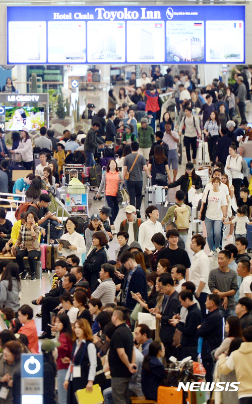 【인천공항=뉴시스】임태훈 기자 = 7일 오후 긴 추석 연휴를 해외에서 보내고 입국한 여행객들과 외국인 관광객들로 인천국제공항 입국장이 붐비고 있다. 인천공항공사는 이날 인천공항 이용객이 18만6879명이며, 이중 도착여객수는 10만8385명으로 예측했다. 2017.10.07. taehoonlim@newsis.com