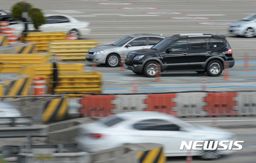 【성남=뉴시스】임태훈 기자 = 추석 연휴 막바지지인 7일 오후 경기 성남시 궁내동 서울톨게이트 인근 경부고속도로 상행선을 귀경 및 나들이 차량들이 지나고 있다. 2017.10.07. taehoonlim@newsis.com
