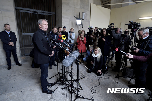 【코펜하겐 ( 덴마크) =AP/뉴시스】 = 덴마크 경찰이 지난 8월 코펜하겐에서 피살된 스웨덴 여기자 킴 발의 잘린 머리와 두 다리 등 시신 일부를 추가로 발견한 뒤 7일(현지시간) 기자회견을 열고 이를 설명하고 있다.&nbsp;&nbsp; 