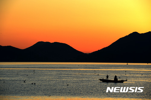 【남해=뉴시스】차용현 기자 = 추석연휴가 이어지고 있는 7일 오후 붉은 노을이 물들어 가는 경남 남해군 서면 장항마을 인근 바닷가에서 강태공들이 낚시배를 타고 한가롭게 낚시를 즐기고 있다. 2017.10.07. con@newsis.com
