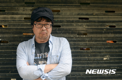 【서울=뉴시스】최진석 기자 = 연극 '윤이상;상처입은 용'에서 윤이상 역을 맡은 경기도립극단 이찬우 수석단원이 28일 서울 종로구 대학로에서 뉴시스와 인터뷰에 앞서 포즈를 취하고 있다. 2017.10.08. myjs@newsis.com