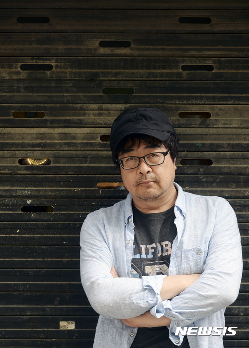 【서울=뉴시스】최진석 기자 = 연극 '윤이상;상처입은 용'에서 윤이상 역을 맡은 경기도립극단 이찬우 수석단원이 28일 서울 종로구 대학로에서 뉴시스와 인터뷰에 앞서 포즈를 취하고 있다. 2017.10.08. myjs@newsis.com