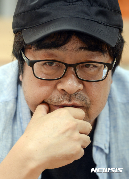 【서울=뉴시스】최진석 기자 = 연극 '윤이상;상처입은 용'에서 윤이상 역을 맡은 경기도립극단 이찬우 수석단원이 28일 서울 종로구 대학로에서 뉴시스와 인터뷰를 하고 있다. 2017.10.08. myjs@newsis.com