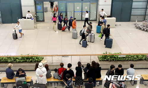 【인천공항=뉴시스】권현구 기자 = 8일 오전 긴 추석 연휴를 해외에서 보내고 입국한 여행객들과 외국인 관광객들로 인천국제공항 입국장이 붐비고 있다.인천국제공항공사는 8일 11만5천여 명이 인천국제공항에 도착해 그제 기록한 최다 도착 승객수 11만 435명을 넘어설 것으로 보인다고 밝혔다. 2017.10.08. stoweon@newsis.com
