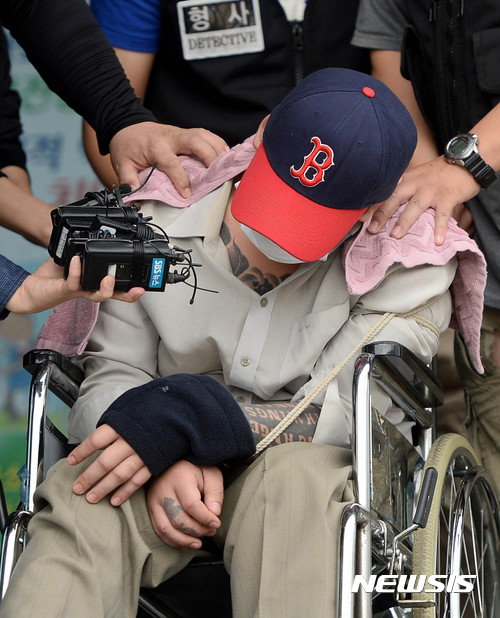 【서울=뉴시스】추상철 기자 = 여중생인 딸의 친구를 살해하고 시신을 유기한 혐의를 받고 있는 피의자 이모씨가 8일 오후 서울 중랑경찰서에서 영장실질심사를 받기 위해 서울북부지법으로 이송되고 있다. 2017.10.08. scchoo@newsis.com