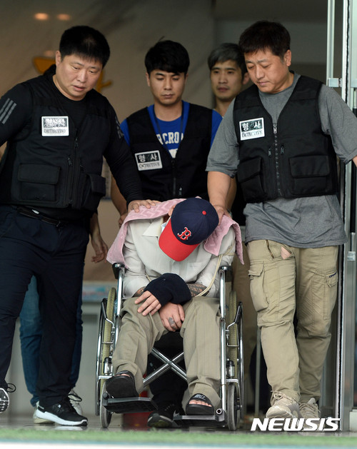 【서울=뉴시스】추상철 기자 = 여중생인 딸의 친구를 살해하고 시신을 유기한 혐의를 받고 있는 피의자 이모씨가 8일 오후 서울 중랑경찰서에서 영장실질심사를 받기 위해 서울북부지법으로 이송되고 있다. 2017.10.08. scchoo@newsis.com