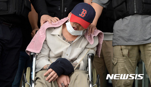 【서울=뉴시스】추상철 기자 = 여중생인 딸의 친구를 살해하고 시신을 유기한 혐의를 받고 있는 피의자 이모씨가 8일 오후 서울 중랑경찰서에서 영장실질심사를 받기 위해 서울북부지법으로 이송되고 있다. 2017.10.08. scchoo@newsis.com