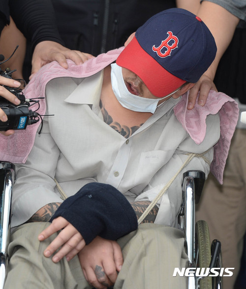 【서울=뉴시스】추상철 기자 = 여중생인 딸의 친구를 살해하고 시신을 유기한 혐의를 받고 있는 피의자 이모씨가 8일 오후 서울 중랑경찰서에서 영장실질심사를 받기 위해 서울북부지법으로 이송되고 있다. 2017.10.08. scchoo@newsis.com