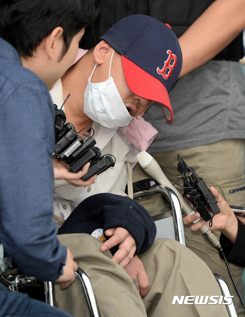 【서울=뉴시스】추상철 기자 = 여중생인 딸의 친구를 살해하고 시신을 유기한 혐의를 받고 있는 피의자 이모씨가 8일 오후 서울 중랑경찰서에서 영장실질심사를 받기 위해 서울북부지법으로 이송되고 있다. 2017.10.08. scchoo@newsis.com