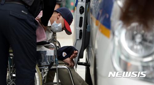 【서울=뉴시스】추상철 기자 = 여중생인 딸의 친구를 살해하고 시신을 유기한 혐의를 받고 있는 피의자 이모씨가 8일 오후 서울 중랑경찰서에서 영장실질심사를 받기 위해 서울북부지법으로 이송되고 있다. 2017.10.08. scchoo@newsis.com