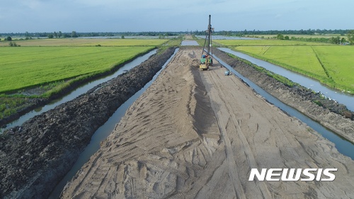 【호치민(베트남)=뉴시스】 = 베트남 남부의 '로테~락소이 고속도로' 공사 현장. 로테~락소이 고속도로 건설사업은 베트남 남부에 위치한 로테(Lo Te)에서 락소이(Rach Soi)까지 총 51.17㎞ 길이의 고속도로를 건설해 베트남 최대 곡창지대인 콩델타 지역에 교통인프라를 확충하는 사업이다. 2017.10.10. photo@newsis.com