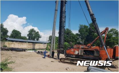 【호치민(베트남)=뉴시스】 = 베트남 남부의 '로테~락소이 고속도로' 공사 현장. 로테~락소이 고속도로 건설사업은 베트남 남부에 위치한 로테(Lo Te)에서 락소이(Rach Soi)까지 총 51.17㎞ 길이의 고속도로를 건설해 베트남 최대 곡창지대인 콩델타 지역에 교통인프라를 확충하는 사업이다. 2017.10.10.&nbsp; photo@newsis.com