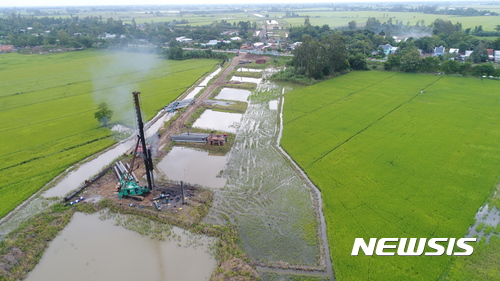 【호치민(베트남)=뉴시스】 = 베트남 남부의 '로테~락소이 고속도로' 공사 현장. 로테~락소이 고속도로 건설사업은 베트남 남부에 위치한 로테(Lo Te)에서 락소이(Rach Soi)까지 총 51.17㎞ 길이의 고속도로를 건설해 베트남 최대 곡창지대인 콩델타 지역에 교통인프라를 확충하는 사업이다. 2017.10.10.&nbsp; photo@newsis.com