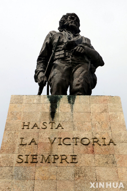 【산타클라라 ( 쿠바)= 뉴시스】 쿠바 산타 클라라의 체 게바라 묘역에 세워져 있는 높이 7m의 거대한 동상. 