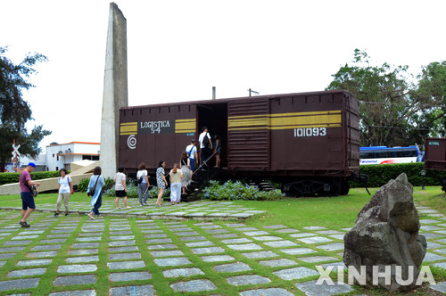【산타 클라라( 쿠바) = AP/뉴시스】 지난 10월 19일의 체 게바라 사망 50주기를 며칠 앞두고 탐방객들이 산타 클라라의 묘역에 세워진 화물차를 개조한 형식의 게바라 기념관에 들어가고 있다.