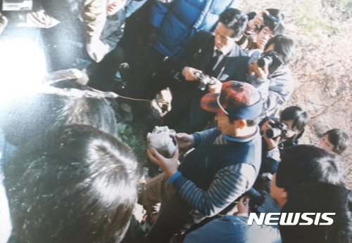 【광주=뉴시스】배동민 기자 = 지난 1989년 1월 광주 동구 녹동마을 인근 일명 '부엉산' 기슭에서 발견됐던 유골의 신원은 28년이 흐른 9일 현재까지 여전히 밝혀지지 않고 있다. 당시 현장 발굴에 나섰던 '5·18 광주민주화운동 진상조사 특별위원회'의 보고서에도 누락됐던 '금니'의 존재가 DNA 검사와 함께 긴 시간의 의문을 풀어낼 열쇠가 될 수 있을지 관심이 모아지고 있다. 사진은 1989년 1월 부엉산 유골 발굴현장. 2017.10.09. (사진=박용수 전 CBS 기자 제공)&nbsp; photo@newsis.com