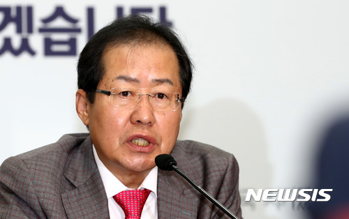 【서울=뉴시스】이영환 기자 = 9일 오전 서울 영등포구 여의도 자유한국당 당사에서 열린 최고위원회의에 참석한 홍준표 대표가 발언하고 있다.홍준표 대표는 "이번 국정감사에서 문재인 정부의 13가지 실정에 대해 정확하게 국민들에게 알리고 대책을 강구하겠다"고 밝혔다.또한 "전 대통령에 이어 전전 대통령 까지 정치보복 대상으로 삼고 있다"며 "정치보복대책 특위 만들어 보복에 대해 적극적으로 나설 것"이라고 밝혔다.2017.10.09.&nbsp; 20hwan@newsis.com