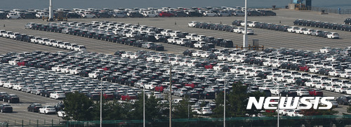 【평택=뉴시스】이정선 기자 = 한미 자유무역협정(FTA) 원점 재검토에 따른 수출 손실이 5년간 269억 달러(약 30조)에 달할 것으로 분석된 가운데 9일 오전 경기 평택항 자동차 선적부두에 수출을 앞둔 차량이 줄지어 주차되어 있다. 2017.10.09.&nbsp; ppljs@newsis.com 