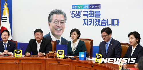 【서울=뉴시스】이영환 기자 = 9일 오전 서울 여의도 국회 더불어민주당 대표실에서 열린 추석민심 최고위원회의에 참석한 추미애 대표가 발언하고 있다.추미애 대표는 "내일부터 온 국민들께서 다시 열심히 뛰는 대한민국이 펼쳐질 것 같다" 며 "추석 연휴동안 국민들이 보낸 문재인 정부와 민주당에 많은 기대와 조언을 소중하게 받들어 국정에 적극 반영할 수 있도록 최선을 다하겠다"고 밝혔다.왼쪽부터 박범계, 임동호 최고위원, 추미애 대표, 우원식 원내대표, 양향자 최고위원. 2017.10.09. 20hwan@newsis.com