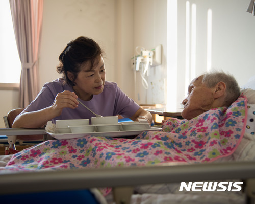 【서울=뉴시스】사진가 성남훈의 다큐멘터리 100일의 기록, 호스피스 '누구도 홀로이지 않게' 사진전(주최:보건복지부, 주관:국립암센터)이 오는 17일부터 29일까지 서울 종로구 청운동에 위치한 류가헌에서 개최된다. 21일(토), 28일(토) 오후 4시에는 류가헌 2관(지하1층)에서 '첫 호스피스 기록 100일의 일화'를 주제로 작가와의 만남도 진행된다. 2017.10.09. (사진=류가헌 제공)&nbsp; photo@newsis.com 