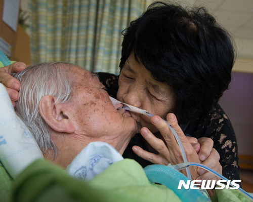 【서울=뉴시스】사진가 성남훈의 다큐멘터리 100일의 기록, 호스피스 '누구도 홀로이지 않게' 사진전(주최:보건복지부, 주관:국립암센터)이 17일부터 29일까지 서울 종로구 청운동에 위치한 류가헌에서 개최된다. (사진=류가헌 제공. 위 사진은 이 기사 외 사용을 불허합니다)  photo@newsis.com