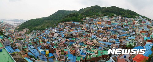 【부산=뉴시스】 하경민 기자 = 부산시는 오는 25일부터 27일까지 벡스코 제1전시장 및 감천문화마을(사진) 등 박람회장 5곳에서 ‘제6회 대한민국평생학습 박람회’를 개최한다고 22일 밝혔다. 2018.10.22. (사진=사하구 제공) yulnetphoto@newsis.com