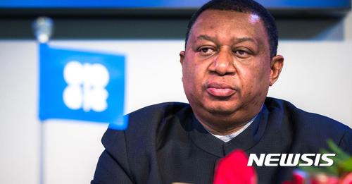 【서울=뉴시스】 모하메드 바르킨도 석유수출국기구(OPEC) 사무총장은 13일(현지시간) 아랍에미리트(UAE) 아부다비에서 열린 한 컨퍼런스에서 국제 원유 시장을 안정시킬 수 있는 유일한 방법은 생산량을 줄이는 길 밖에 없다고 말했다. 사진은 바르킨도 총장이 지난 10월 10일 인도 뉴델리에서 열리고 있는 국제 에너지 포럼인 ‘세라위크(CERAweek)’에 참석한 모습. 그는 이 자리에서 원유시장의 균형을 회복하기 위해서는 “전례 없는 특단의 대책(unprecedented extraordinary measures)”을 세워야 할지도 모른다고 주장했다. <출처: CNBC뉴스> 2017.11.13.