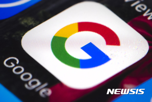 【필라델피아=AP/뉴시스】러시아 정부와 연계한 단체가 지난해 미국 대통령선거 때 구글과 유튜브에도 수만 달러의 광고를 게재한 사실이 드러났다고 워싱턴포스트(WP)가 9일(현지시간) 보도했다. 미국 필라델피아에서 지난 4월26일 선보인 구글의 휴대폰 아이콘. 2017.10.10.